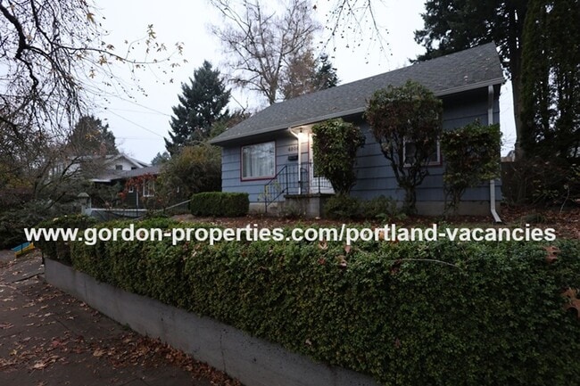 4009 SE Flavel St in Portland, OR - Building Photo - Building Photo