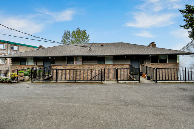 3043 Island Crest Way in Mercer Island, WA - Foto de edificio - Building Photo