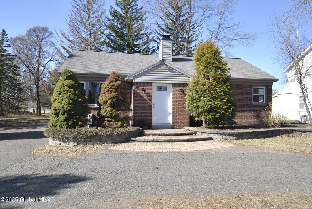 594 Albany Shaker Rd in Albany, NY - Foto de edificio