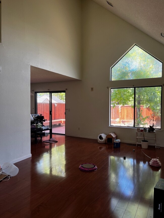 property at 574 Glenmoor Cir
