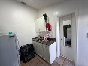 200 W 53rd Terrace, Unit B in Hialeah, FL - Building Photo - Building Photo