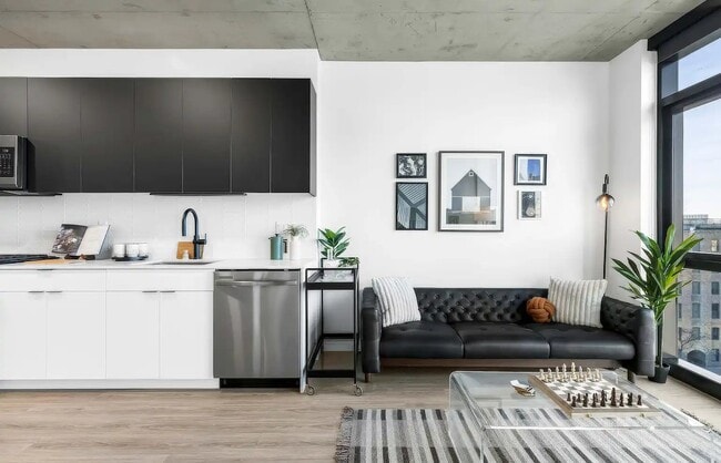 151 N Elizabeth St, Unit 220E