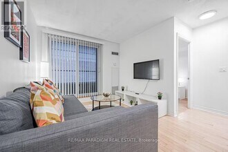 250 Wellington St W in Toronto, ON - Building Photo - Building Photo