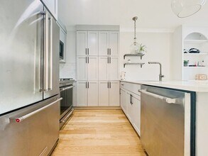 30 Polk St, Unit 408 in Boston, MA - Foto de edificio - Building Photo