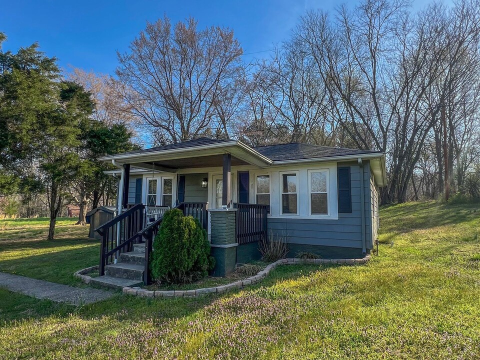 899 Potters Ln in Clarksville, TN - Building Photo