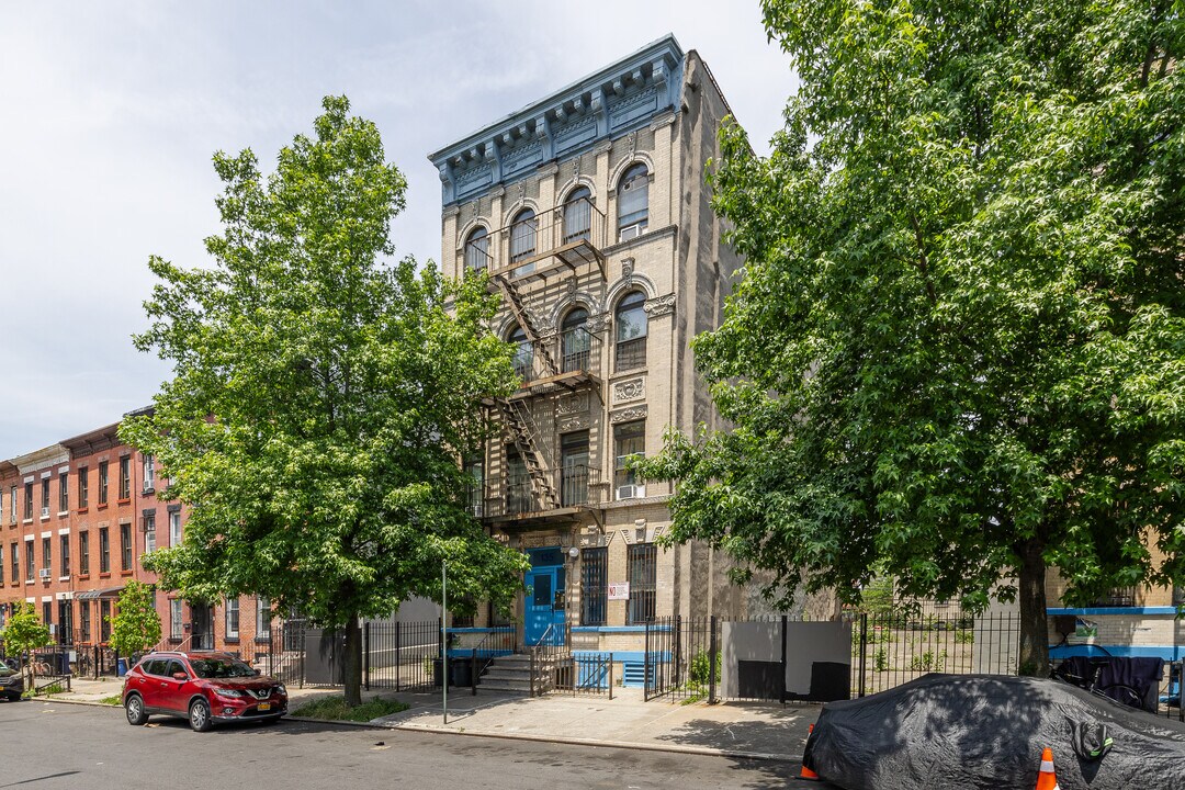 135 Hull St in Brooklyn, NY - Building Photo