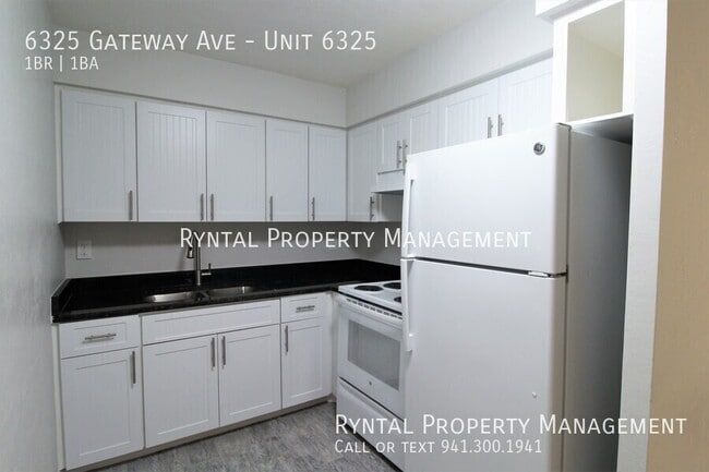 6325 Gateway Ave in Sarasota, FL - Foto de edificio - Building Photo