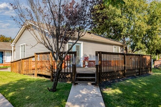 Parkview Townhomes in Wichita, KS - Foto de edificio - Building Photo