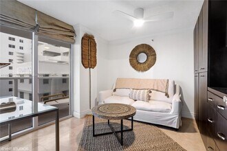 2401 Collins Ave, Unit 909 in Miami Beach, FL - Foto de edificio - Building Photo