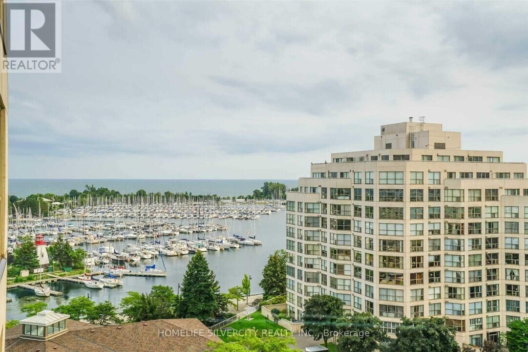 2261-2261 Lake Shore Blvd W in Toronto, ON - Building Photo
