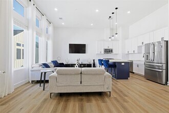 107 W Whitney St in Houston, TX - Building Photo - Building Photo