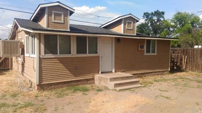 property at 1002 W Myrtle Ave