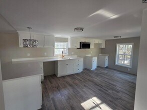 105 Woodland Dr in Swansea, SC - Foto de edificio - Building Photo