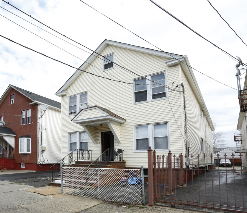 420 Erico Ave in Elizabeth, NJ - Building Photo