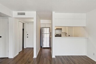 4859 Cedar Springs Rd in Dallas, TX - Building Photo - Building Photo