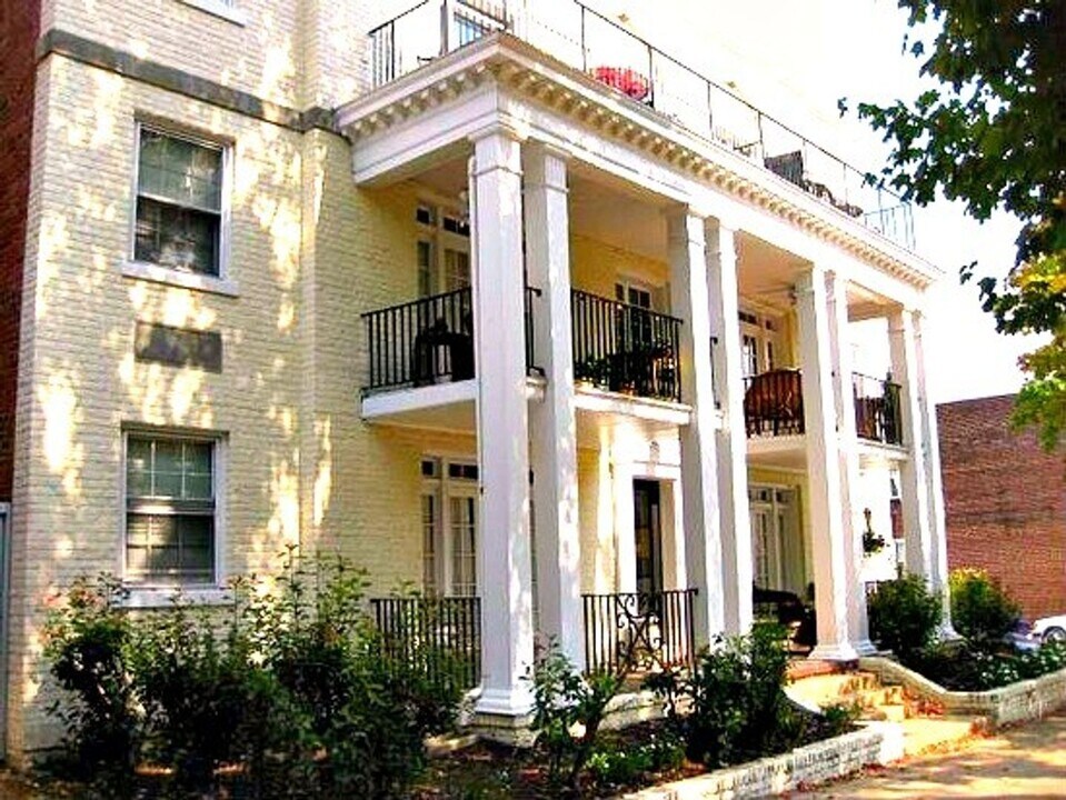 3000 W Grace St in Richmond, VA - Building Photo