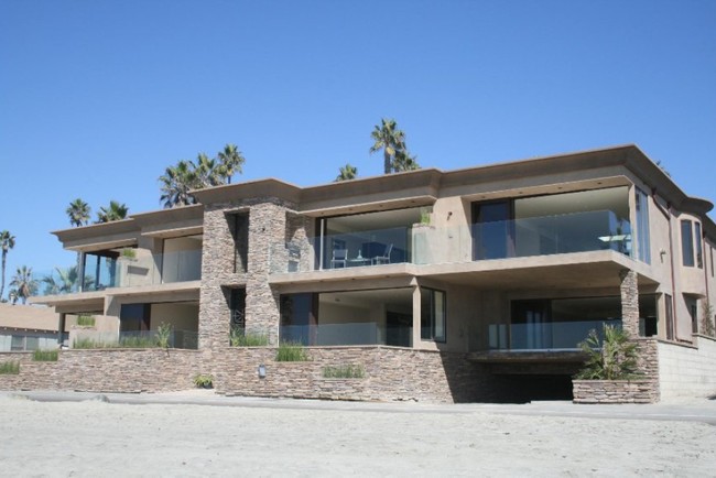 400 S The Strand in Oceanside, CA - Foto de edificio - Building Photo