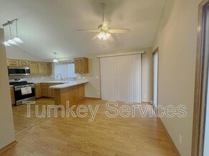 2107 Queen Dr in Papillion, NE - Building Photo - Building Photo