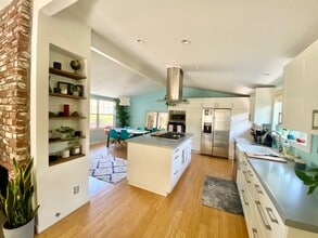 2573 Oxford Lane in Costa Mesa, CA - Foto de edificio - Building Photo