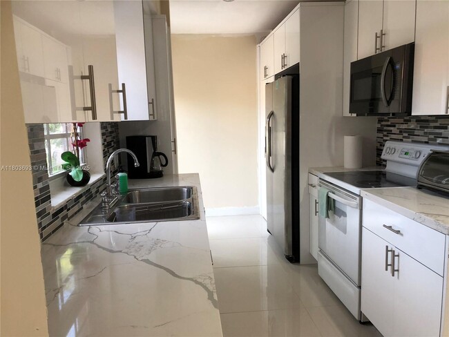 625 East Dr in Miami Springs, FL - Building Photo - Building Photo