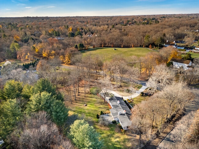 1001 Hulls Farm Rd in Fairfield, CT - Building Photo - Building Photo