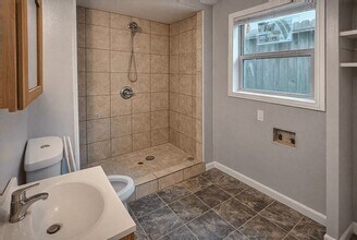 511 W Cleveland St in Alvin, TX - Building Photo - Building Photo