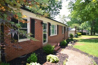 601 S Cedar Ave in Newton, NC - Foto de edificio - Building Photo