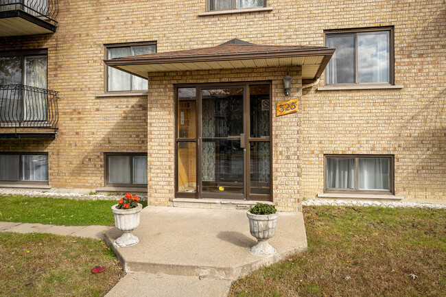 525 Laval Boul in Laval, QC - Building Photo - Building Photo