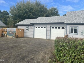 820 NE Broadway St in Waldport, OR - Building Photo - Building Photo