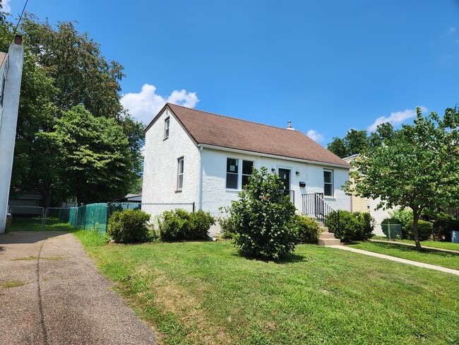 1023 Lawnton Ter in Glenolden, PA - Foto de edificio - Building Photo