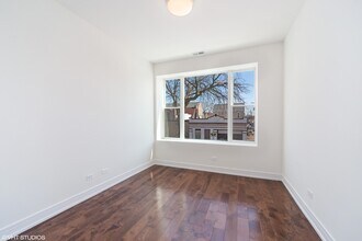 2510 S Sacramento Ave in Chicago, IL - Building Photo - Building Photo