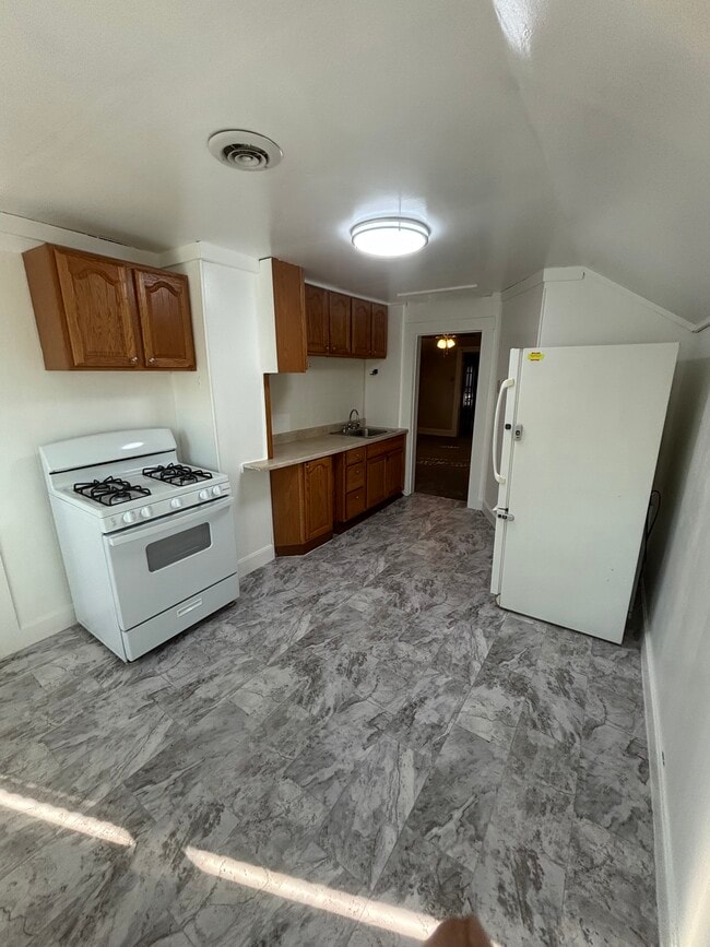 261 Scott St, Unit Apartment 2 Upstairs in Erie, PA - Foto de edificio - Building Photo