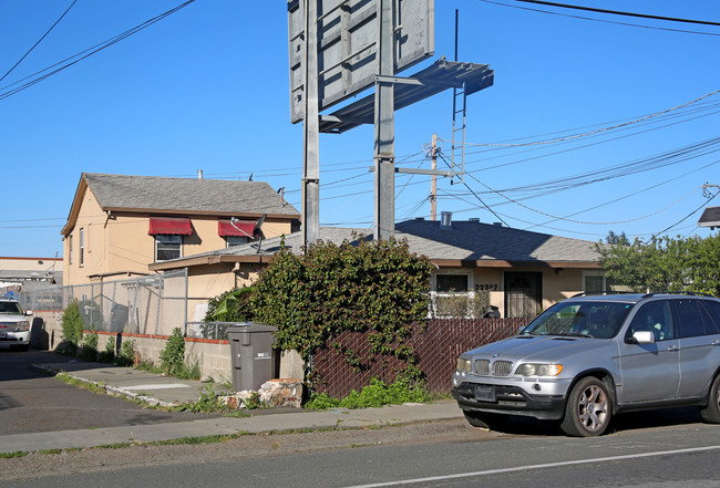 22389-22397 Meekland Ave in Hayward, CA - Foto de edificio - Building Photo