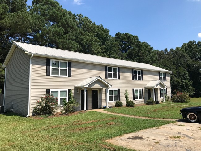Oakwood Village in Oakwood, GA - Foto de edificio - Building Photo