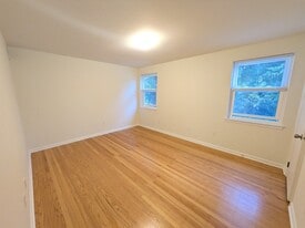 12 Apel Ave, Unit 12-B in Oreland, PA - Building Photo