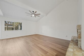 5702 Lewood Dr in Austin, TX - Foto de edificio - Building Photo