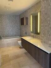 68 SE 6th St, Unit 3906 in Miami, FL - Building Photo - Building Photo