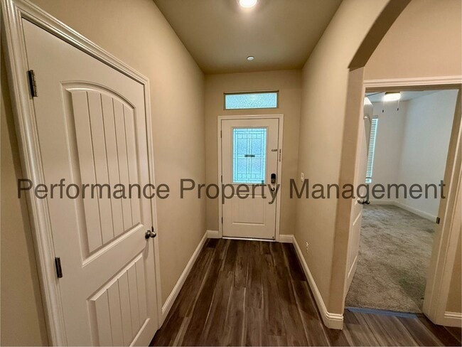 5806 Blue Spruce Ave in Bakersfield, CA - Building Photo - Building Photo