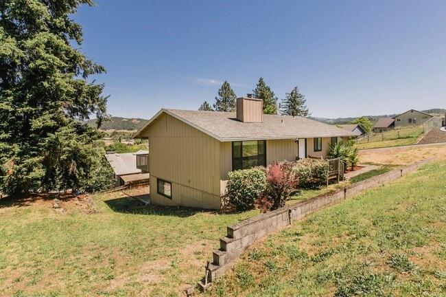 2056 Linnell Ave in Roseburg, OR - Building Photo - Building Photo