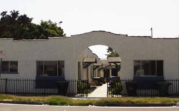 1190 W 38th St in Los Angeles, CA - Building Photo