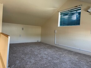 663 SE Parrott St in Roseburg, OR - Building Photo - Building Photo