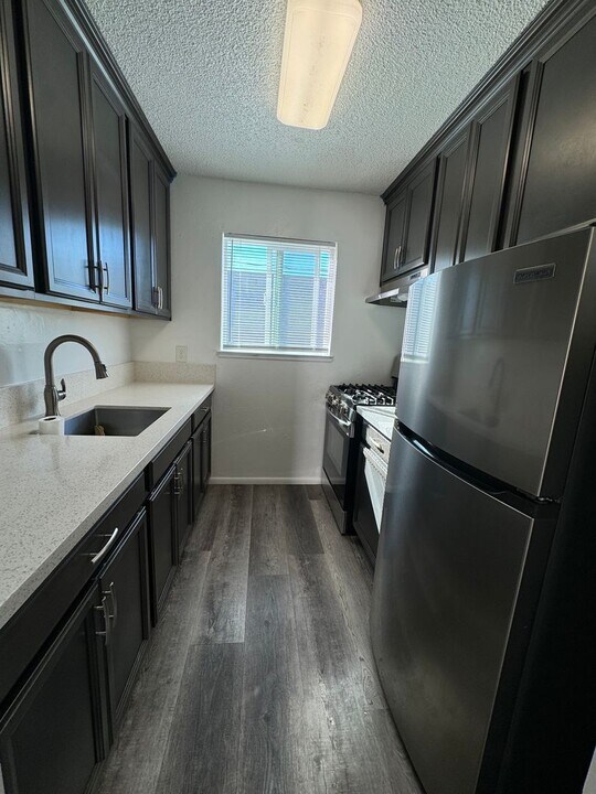 212 D St in Roseville, CA - Building Photo