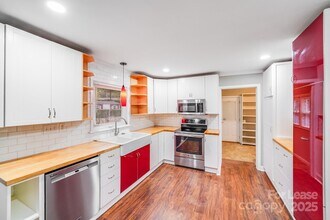 5600 Riviere Dr in Charlotte, NC - Building Photo - Building Photo