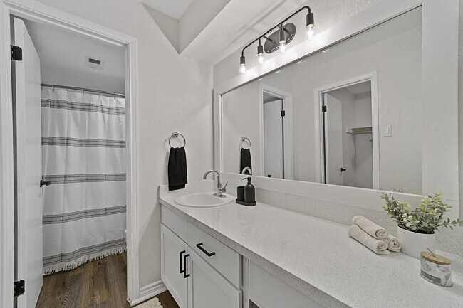 Lakeside Apartments in Dallas, TX - Building Photo - Building Photo