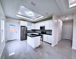 2605 E Hackberry Ave, Unit 3 in Hidalgo, TX - Building Photo