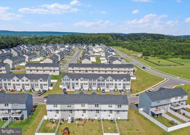 63 Ogunquit Dr in Martinsburg, WV - Building Photo - Building Photo
