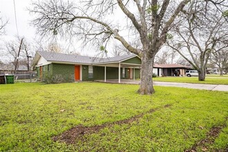 1809 Magnolia Dr in Round Rock, TX - Foto de edificio - Building Photo