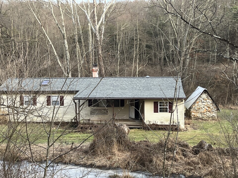 13280 Big Cola Rd in Rockbridge, OH - Building Photo