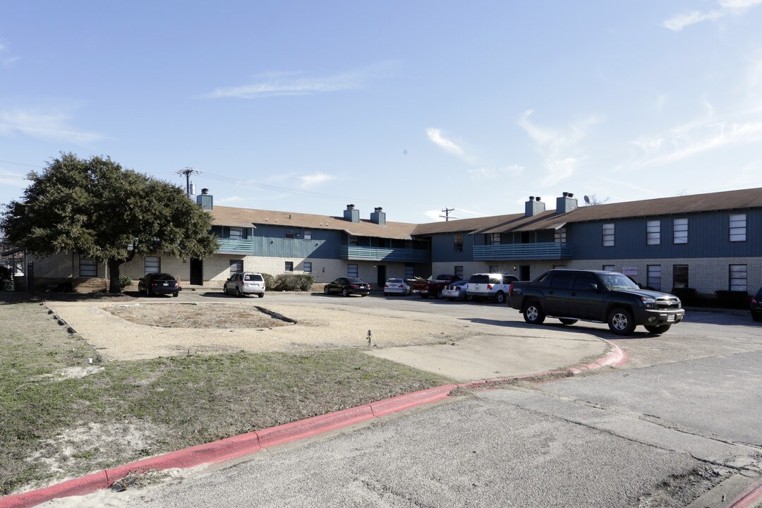 Steven's Point Apartments in Dallas, TX - Building Photo