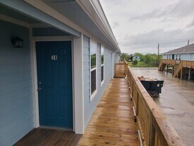 915 24th St in San Leon, TX - Building Photo